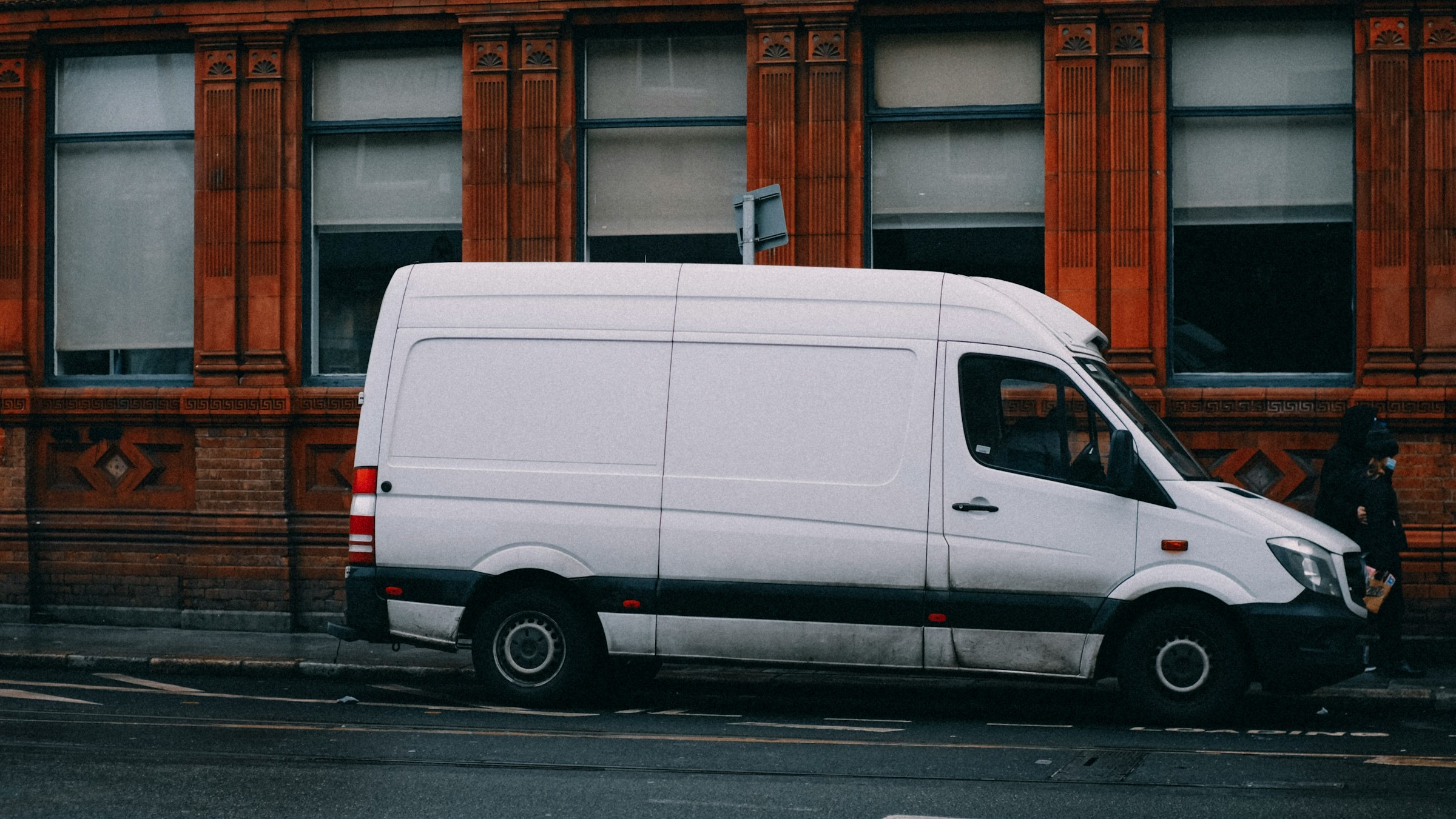 Weißer Transporter von RÄUMXPERT am Straßenrand