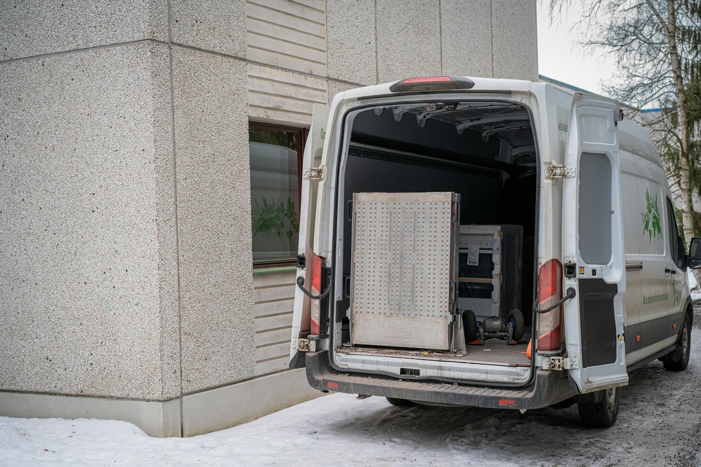 Transporter mit geöffneten Hecktüren