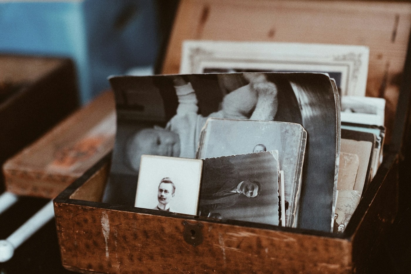 Alte Familienfotos in einer Holzkiste